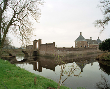 844558 Gezicht op het stalgebouw (rechts) van Kasteel Amerongen (Drostestraat), met de slotgracht en toegangsbrug, dat ...